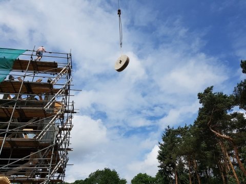 Een maalsteen zweeft door de lucht