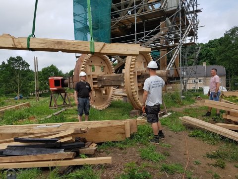 Het binnenwerk wordt teruggeplaatst